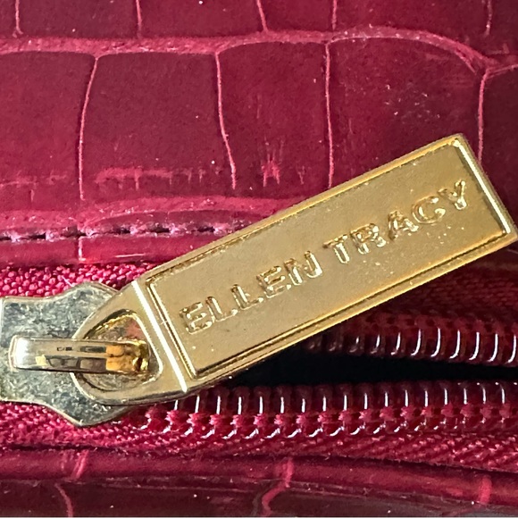 Ellen Tracy Red Croc Embossed Zippered Cosmetic Case  NWOT - Picture 2 of 7